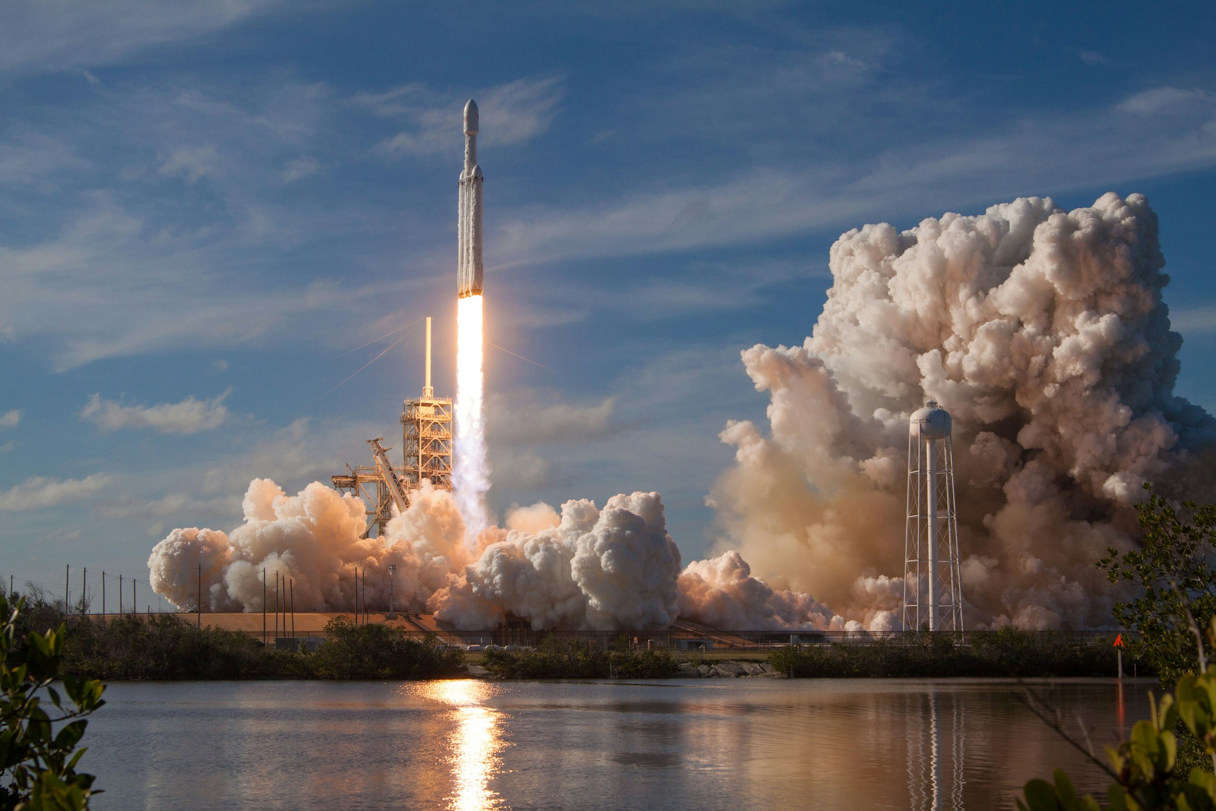 SpaceX Falcon Heavy の打ち上げ（提供：SpaceX／Unsplash）