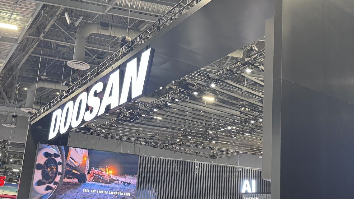 ブースの前で（Doosan ブース・2026 年 1 月）
